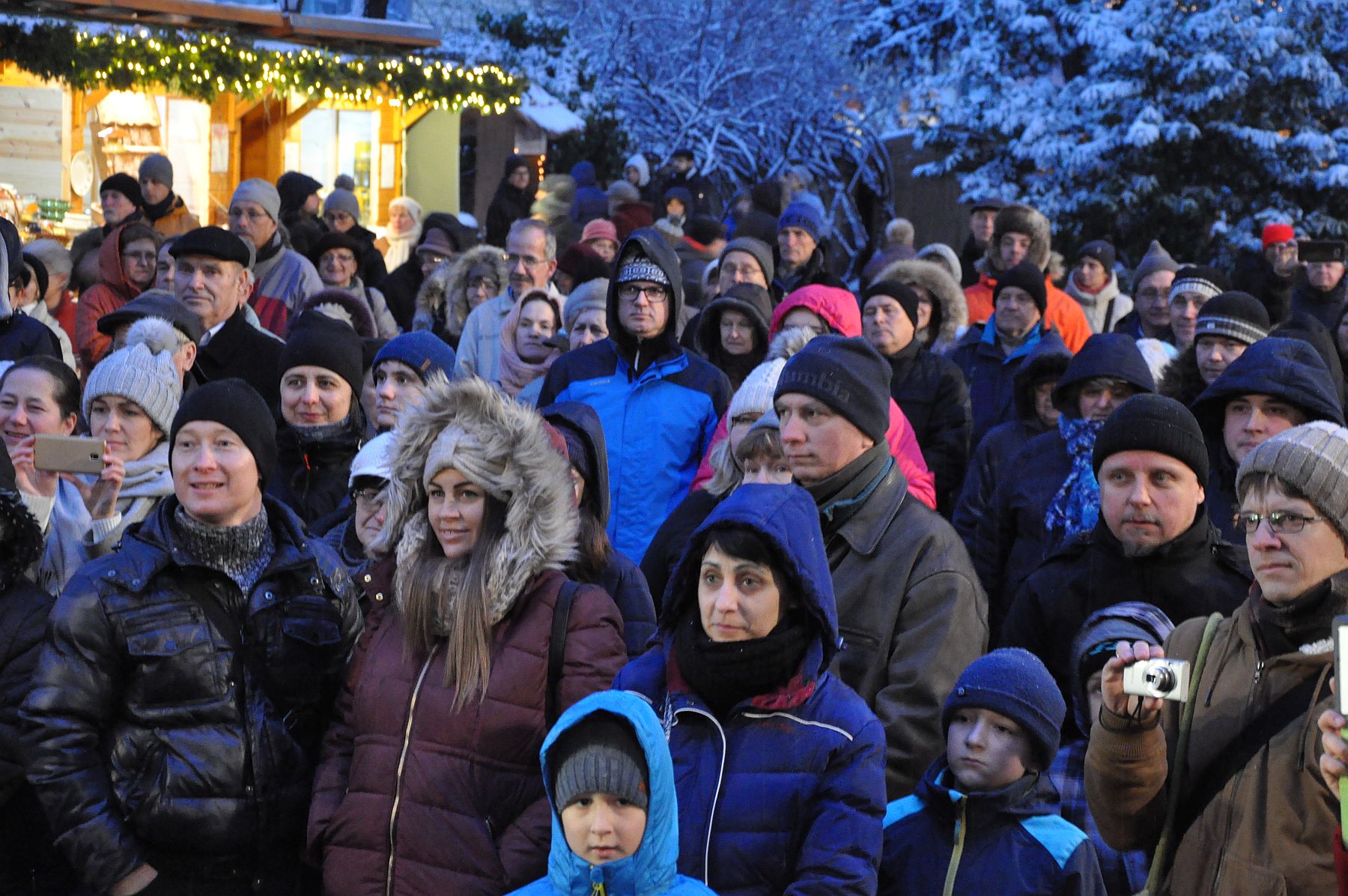 A harmadik adventi gyertya meggyújtása a püspökség udvarán